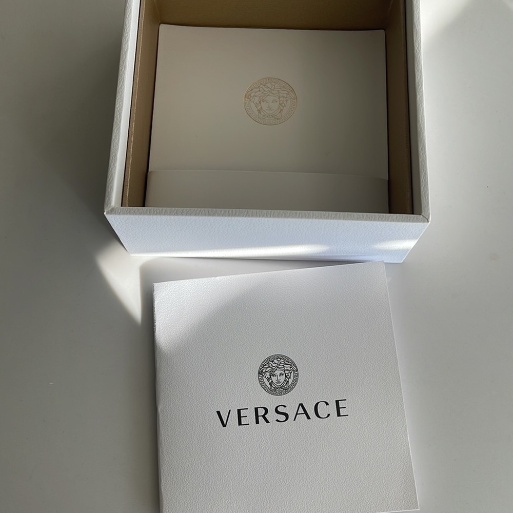 Versace
2-Hand Quartz Leather Strap
Watch, 36mm - Picture 13 of 13